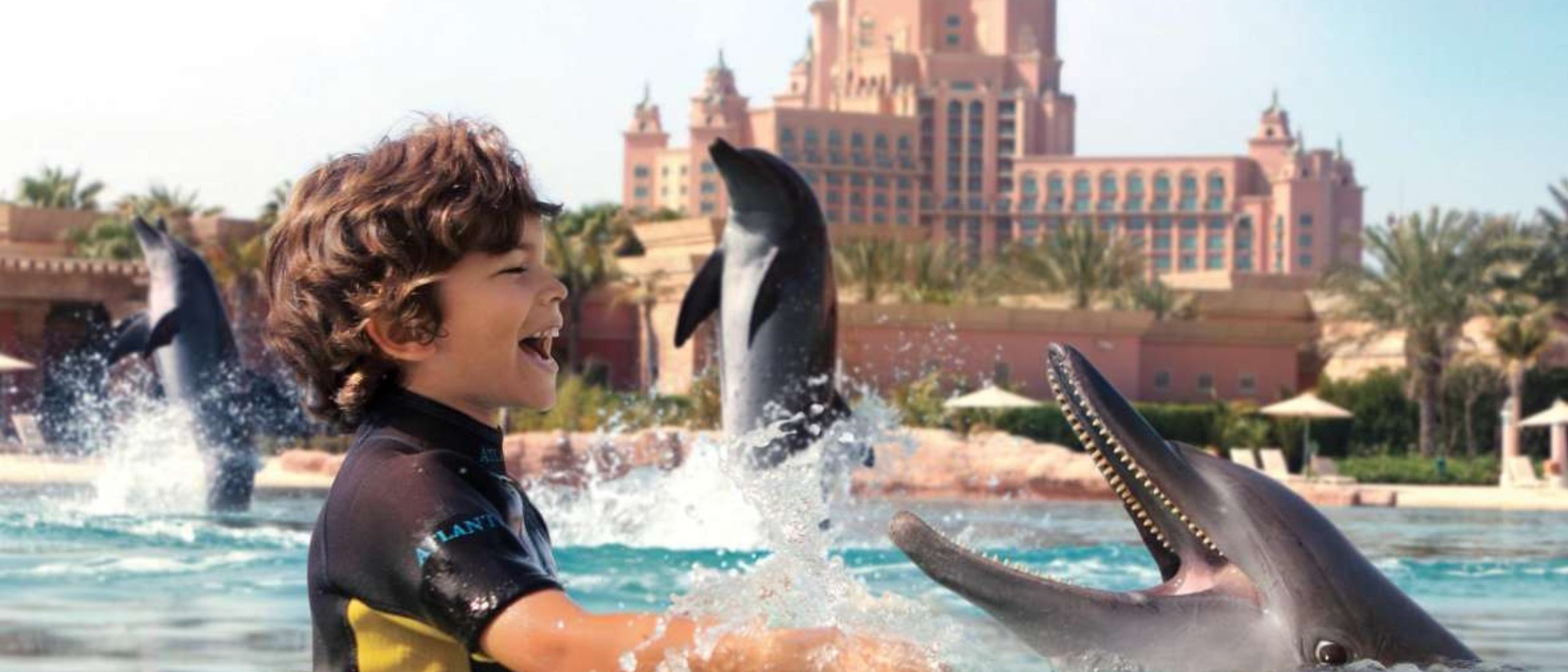 Visiter Dubai en famille nager avec dauphins