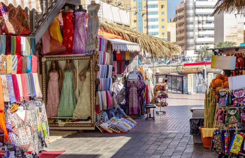 Les 10 souks de Dubaï que vous adorerez explorer ! 24 Meena Bazaar