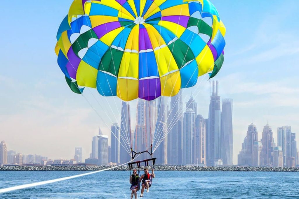 Parachute ascensionnel et jet ski à Dubai