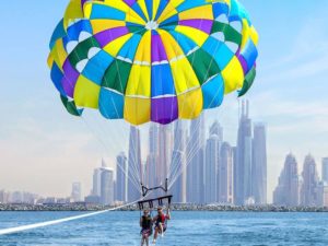 Parachute ascensionnel et jet ski à Dubai