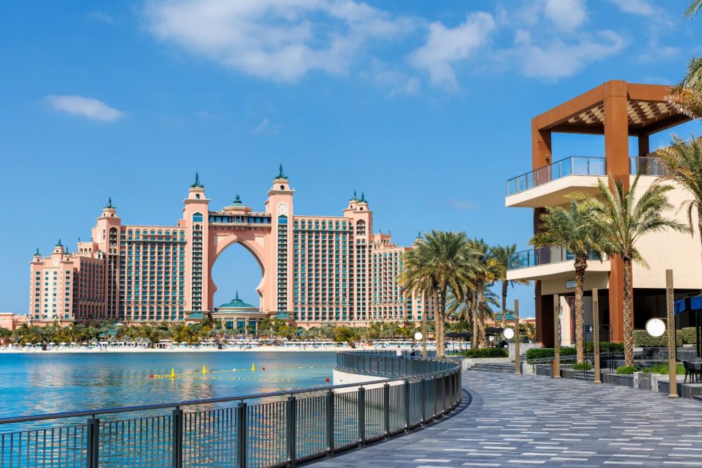 Dubai en juillet : chaud devant ! Météo, activités et conseils pour un séjour au top 4 L'Atlantis Aquaventure, le plus grand parc aquatique du monde