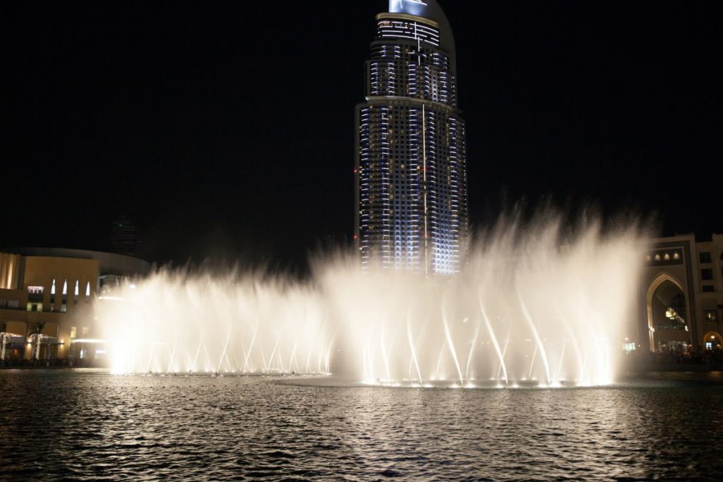 Fontaine de Dubaï : horaires, spots et conseils pro 2 Fontaine de Dubaï